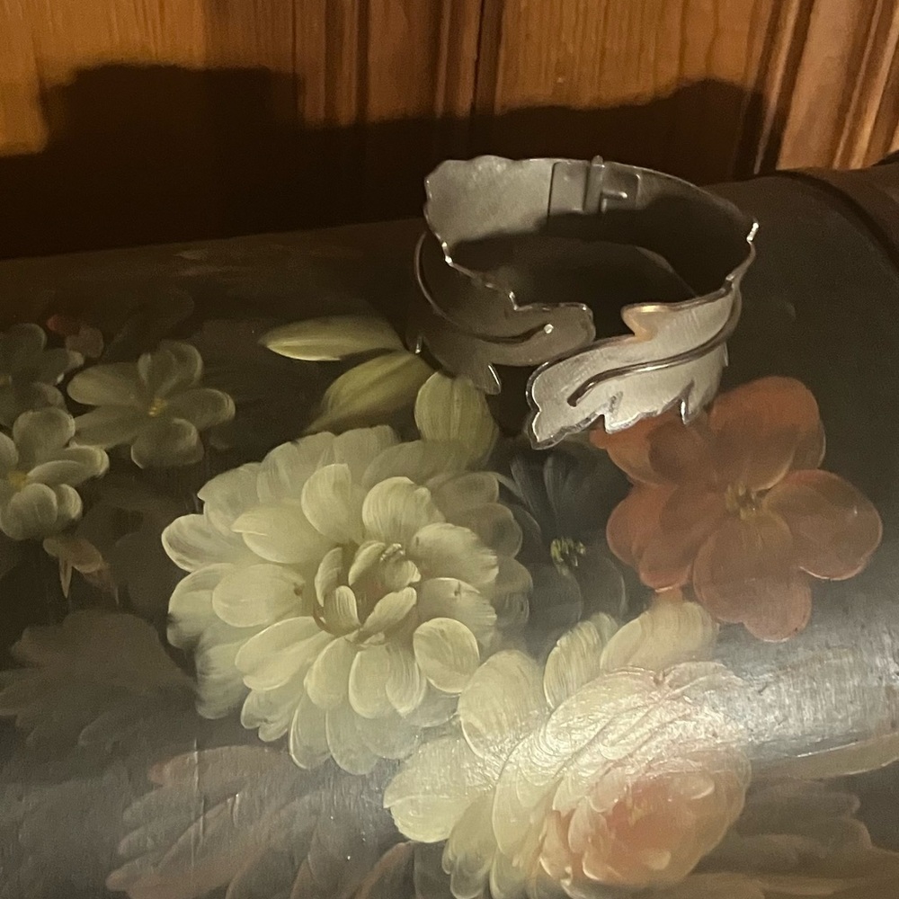 Antique Leaf Design Bracelet With Hinge